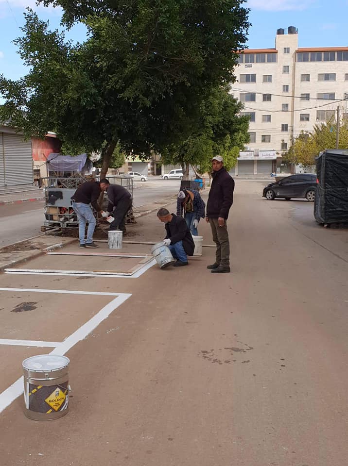 تخصيص مواقع للبسطات وإعادة تخطيط مجمع سوق الخضار والفواكة 