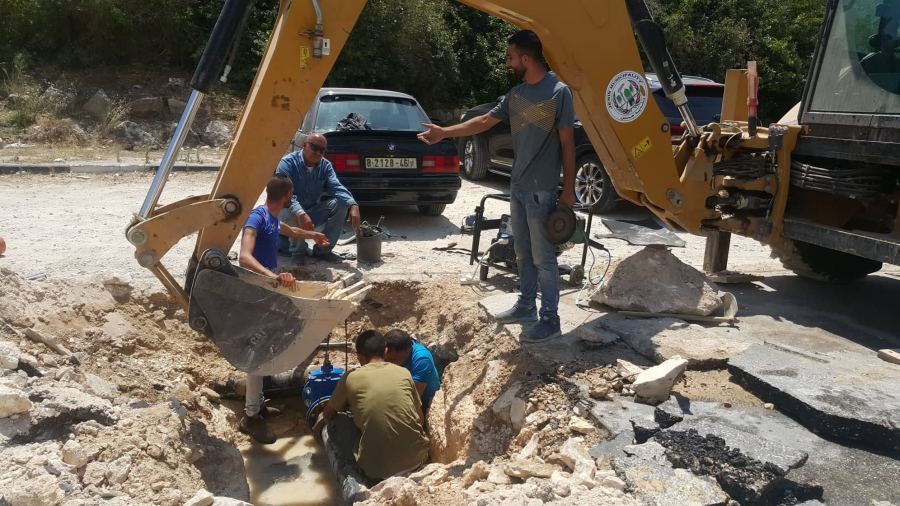 عمل صيانة لخط المياه الرئيسي لمنطقة شارع السكة