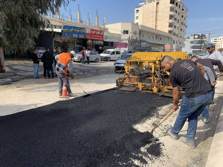 تعبيد المدخل الرئيسي لشارع الناصر