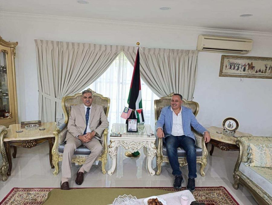 خلال زيارته لماليزيا جرّار يطلع السفير الفلسطيني في ماليزيا على الأوضاع بالمدينة 